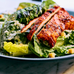 グリルチキンとアボカドのシーザーサラダ(Caesar salad with chicken and avocado)