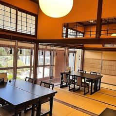 畳のお部屋にテーブル、いす席でございます。