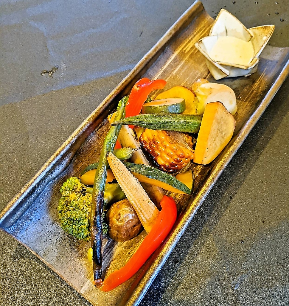 魚や肉だけでなく、野菜にも拘ってます。藁焼にした野菜の藁焼き。