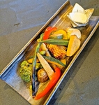 魚や肉だけでなく、野菜にも拘ってます。藁焼にした野菜の藁焼き。