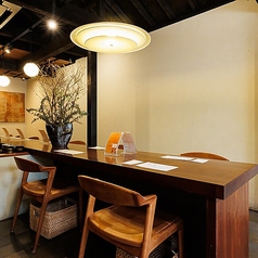 ゆったりとした4名用テーブル席は、友人や家族との楽しい食事にぴったり。古民家の温もりを感じながら、心地よいひとときをお過ごしいただけます。