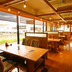 広々とした店内です。人数に応じて様々なテーブル席ご用意しております。