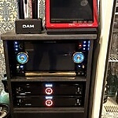 店内にはカラオケ設備を完備し、最新曲から懐かしの定番曲まで幅広くお楽しみいただけます。料理やお酒を味わいながら歌えるため、自然と会話も弾み、盛り上がること間違いなし。仲間との飲み会や誕生日、一次会から二次会まで幅広くご利用いただけます。歌って、食べて、飲んで楽しめる一体感のある空間をご提供しています