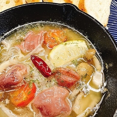 砂肝のコリコリ食感がクセになる砂肝ときのこのアヒージョ