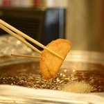 サクッと揚がった串カツをソースにつけて、アツアツを頬張れば小さな幸せ気分が広がります！大満足♪