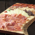 料理メニュー写真 イベリコ豚の生ハムと腸詰めサラミとチーズの盛り合わせ