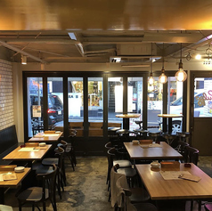 パーティーにもフリーのお客様にも使っていただきやすいテーブル席。