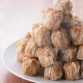 手包み焼売は、一つ一つ丁寧に手作りで包み込んだ自慢の逸品。皮のもっちりとした食感とジューシーな具材の旨味が口いっぱいに広がり、食べ応え抜群。手作りならではの味わい深さがあり、素材の風味をしっかり感じられます。宴会やお食事の際の一品としてもおすすめですので、ぜひ一度お試しください