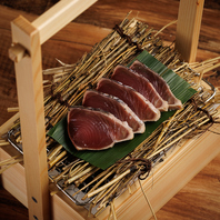 香ばしい薫りが食欲をそそる名物「藁燻し」。