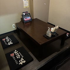 足元を崩してゆったり寛げるお座敷席です。すだれの間仕切りを下ろすことで、半個室のようなプライベート空間を確保できるため、大切な方とのお食事や、静かに話したい女子会などにも大変おすすめです。