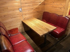 アンティーク調の赤いソファがお洒落なソファ席。4名様~6名様ほどでご利用いただけますので、女子会やご友人とのお食事などにおすすめです!