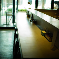 店内は無機質でスタイリッシュな空間。カウンターの材質やライトなど細部にまでこだわりました。ご友人との飲み会やお仕事帰りの1杯にも◎