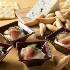 スパイス香るクリームチーズのディップ 鴨胸肉の生ハムを添えて