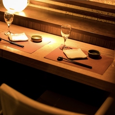 デートにぴったりの横並びのカウンター席をご用意♪お客様の大切なお時間をワンランク上げてくれる上質なカップルシートは大人気のお席となっております◎その他にも接待や女子会といった幅広いシーンにご利用頂けるお席をご用意!当店自慢の創作料理と共に優雅なお時間をお過ごしください♪