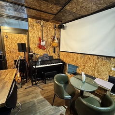 テーブル各種6席ございます。