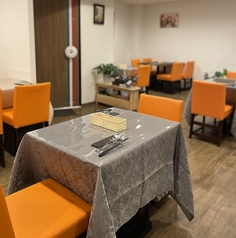 2名掛けテーブルを2席ご用意しています。