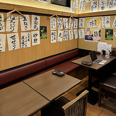 中規模の飲み会や小規模なご宴会に最適な、最大10名様までご利用いただけるお席です。広めのテーブルで、参加者全員が顔を合わせやすい配置は一体感のある宴席に最適。賑やかに楽しみたい方におすすめです。