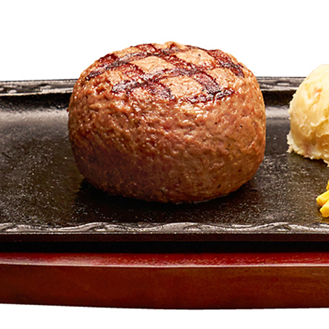 お子様も食べやすいハンバーグはお客様の目の前でカットします☆