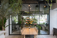 季節のお花に囲まれた空間