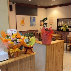 入り口すぐのカウンター横には、可愛らしい観葉植物やお祝いのお花が飾られた温かみのある空間が広がります♪ほっと一息つけるような優しい雰囲気のお席で、日々の疲れを癒やす美味しいお酒と肉料理をどうぞ◎