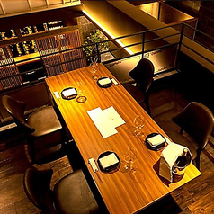 【2階席半個室/3～4名様　※ネット予約非対応】4名様までご利用いただける半個室をご用意しております。高い天井とモダンな内装のこだわり空間は、開放感抜群。デートや女子会、会食まで幅広いシーンにご利用ください。※こちらのお席をご希望の際は、お電話にてお問合せください。