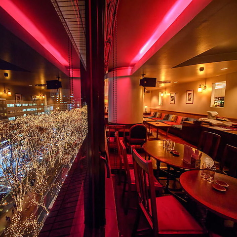 アンティークな店内 夜景を見下ろす窓際席が人気 旬のフレッシュフルーツカクテルが◎