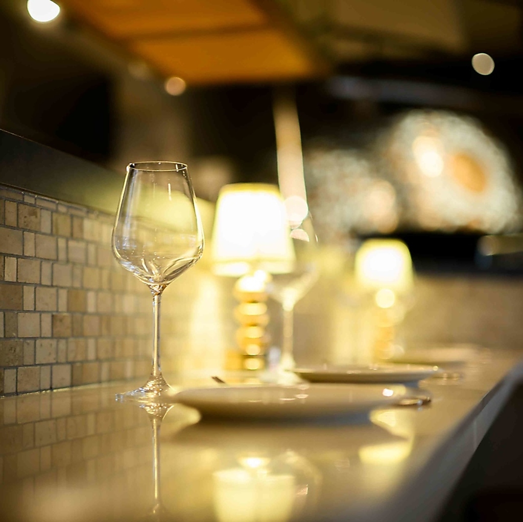 洗練されたインテリアの店内は上質な空間ながら温かみのある心地よい雰囲気が漂います。