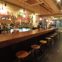 ロングカウンターは12名様ご利用可能です。お酒の種類も豊富！カウンターで気さくなスタッフの方と楽しく会話も出来ます！ぜひご利用ください！