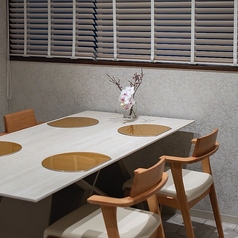 白を基調とした高級感のある完全個室をご用意。周囲を気にすることなくお食事が楽しめる空間は、誕生日や記念日などの特別なシーンにも最適です。