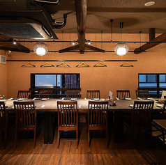 【大人数で楽しめる店内空間！フロア貸切】<着席:26名様まで>２Fフロアの貸し切り可能です◎最大26名のご宴会がご利用可となっております。ご友人とのお集まりはもちろん、会社での新年会・送別会・忘年会など様々なシーンに最適◎人数に合わせてご対応いたしますので、お気軽にご相談ください！