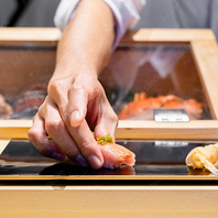 目の前で料理人の華麗な手捌きをお楽しみください