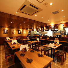 当店のテーブル席は、気の合う仲間などと楽しいひとときを過ごすのにぴったりな席です。ぜひご利用ください。