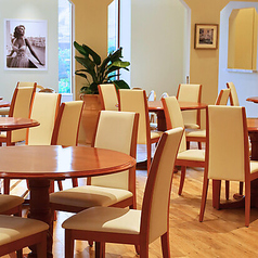 メインダイニングにはラウンドテーブルを多数ご用意しております。