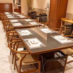 落ち着いた雰囲気の中でお食事を楽しめる広々とした席をご用意しております。テーブル席は、友人や仕事仲間との食事など、グループでの利用にも最適です。ゆったりとした空間で、気軽におしゃべりを楽しむことができるため、特別なひとときを過ごすのにぴったりです。