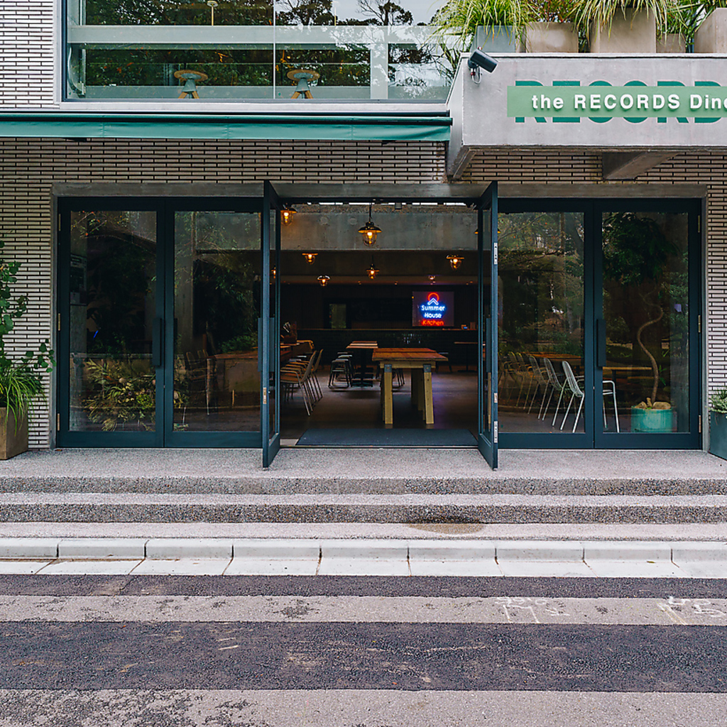 ビジネスホテルをリノベーションしたこだわりの空間