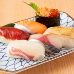 屋台ですが、『寿司・活いか・活かわはぎ・ゴマサバ・刺身盛り』が大人気です！