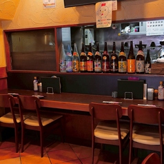 目の前で焼鳥を焼くところを見ながらお食事を楽しめるカウンター席です。お1人様からお気軽にお越しください♪