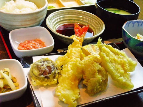 シックで落ち着いた店内は、カウンター中心で、目の前で揚げる天ぷらを食べられる。