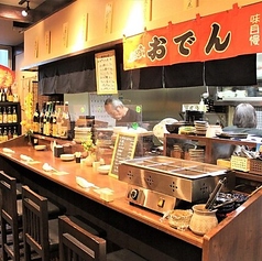 お一人様でのサク飲みやデートにもおすすめのカウンター席をご用意。店主との会話を楽しみながら、目の前で調理される様子を眺めるのも醍醐味です。心温まる雰囲気の中で、お好みの料理やお酒をゆっくりとお楽しみください。