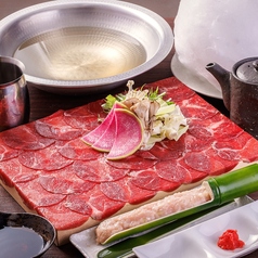 【牛タンしゃぶしゃぶ】一枚ずつ盛り付けた牛タンをしゃぶしゃぶ！