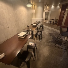テーブルを結合すれば、中規模の会社宴会やサークルでの集まりに最適なお席になります。