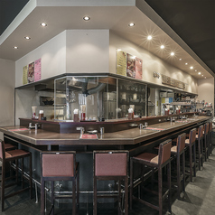 お仕事帰りのサク飲みに最適なカウンターテーブルはデートにもおすすめ！会社帰りにサクッと一杯…なんてのもオススメです！全席カウンター席では目の前で調理してくれるので、お一人様でもお気軽にお立ち寄り頂けます。お一人様でのサク飲みも可能です♪＃串カツ＃宴会＃西中島南方＃飲み放題＃小規模宴会＃貸し切り＃大阪