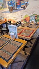 店内は明るく開放的な雰囲気で、にぎやかさと活気にあふれています。本場タイの装飾が並び、タイ風な内装が特徴です。2名様掛けのテーブルを6席ご用意しており、たくさんのお客様にご来店いただけます。デートやご友人との食事、ご夫婦での利用にぴったりなお店です。