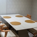 洗練された特別感のある完全個室は、女子会や接待、会食などにもぴったり。美味しい料理とお酒に酔いしれながら、特別な時間をお過ごしください。