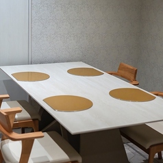 洗練された特別感のある完全個室は、女子会や接待、会食などにもぴったり。美味しい料理とお酒に酔いしれながら、特別な時間をお過ごしください。