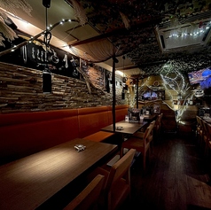 居心地の良いボックス席はついつい長居してしまいます。ワイン片手に盛り上がってくださいませ。