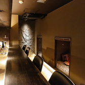 プライベート感溢れる完全個室で、周りを気にせず心ゆくまでお喋りを楽しみませんか？最低3名様から最大5名様までご利用いただける個室は、仲の良いご友人との女子会や誕生日にぴったり。シーシャを片手に、自分たちだけのホームパーティーのようなリラックスした時間を。都会の隠れ家で特別な休日をどうぞ。