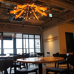 少人数向けの個室はやさしい照明で落ち着けるお席となっております。プライベート空間で上質なひとときをお過ごしください。飲み会やデートなど多様なシーンにご利用頂けます。