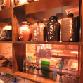 「あぐー」を使った鉄しゃぶのコースは沖縄にかかわる人気のお料理メニューです！お料理だけでなく空間でもお酒の会を楽しんでいただけるよう、内装にも力を入れております。琉球由来のきらびやかな内装や琉球ガラスを使ったおしゃれなインテリアが◎