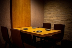 広々と使える4名掛けのテーブルは、どんなご利用シーンでも対応できます。